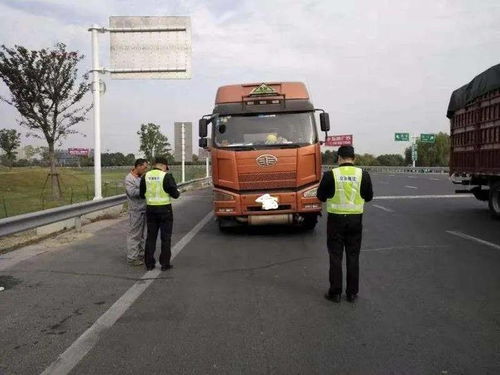 南通交通执法支队节日坚守一线 严查“两客一危”及货运车辆保障道路安全